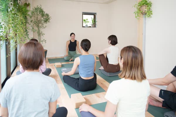 【女性のみご予約可】肩と股関節のための調整ヨガ (レンタルウェア無料） 画像1